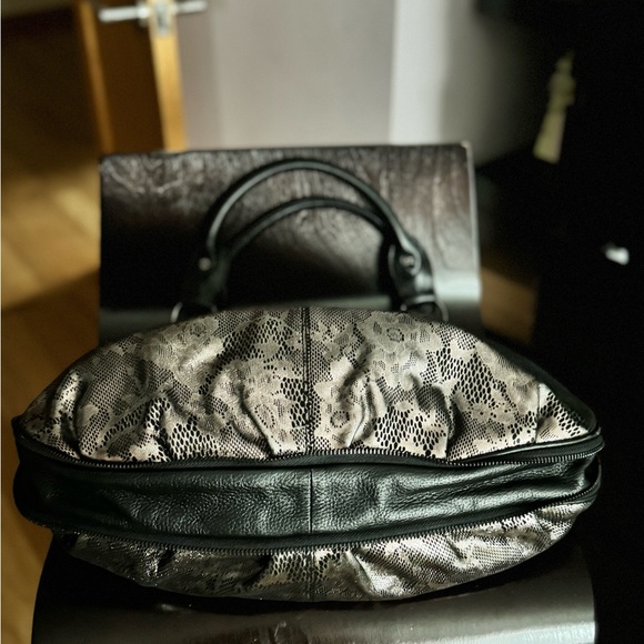 BODHI Shoulder Bag, Leather/Suede-like Material, expands on the bottom,worn once - Picture 9 of 14